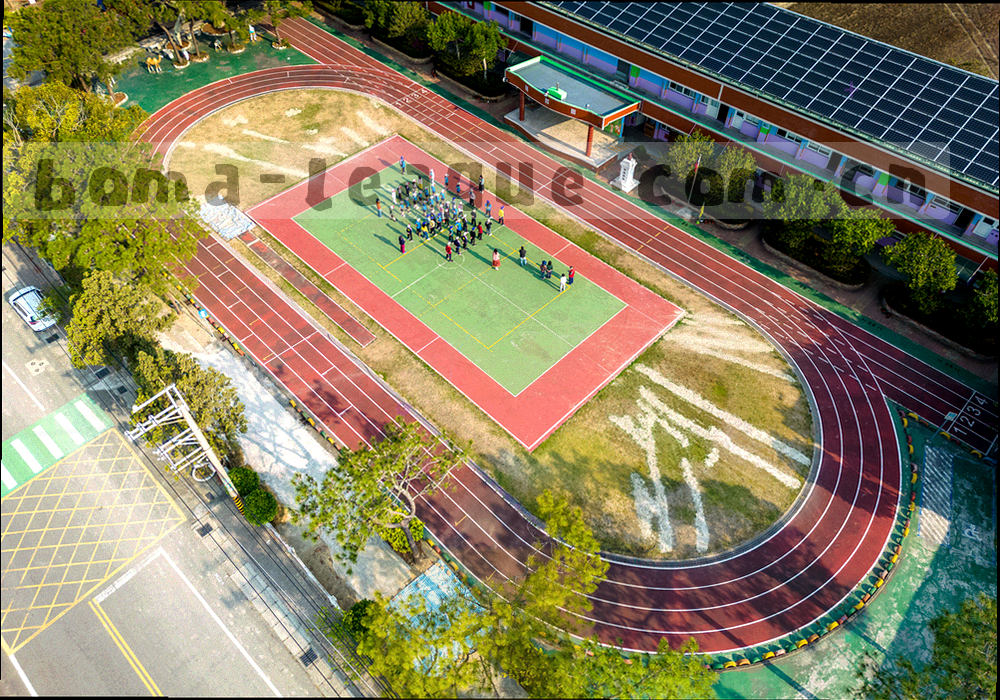 赛事团队与城市赛区代表围桌讨论合作材料的场景